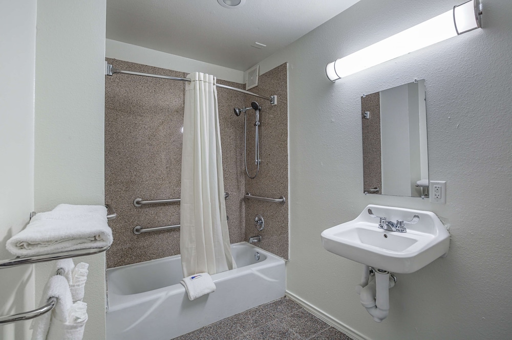 Deluxe, King Bed, Kitchenette, Motel6 Pasadena, TX 7/8