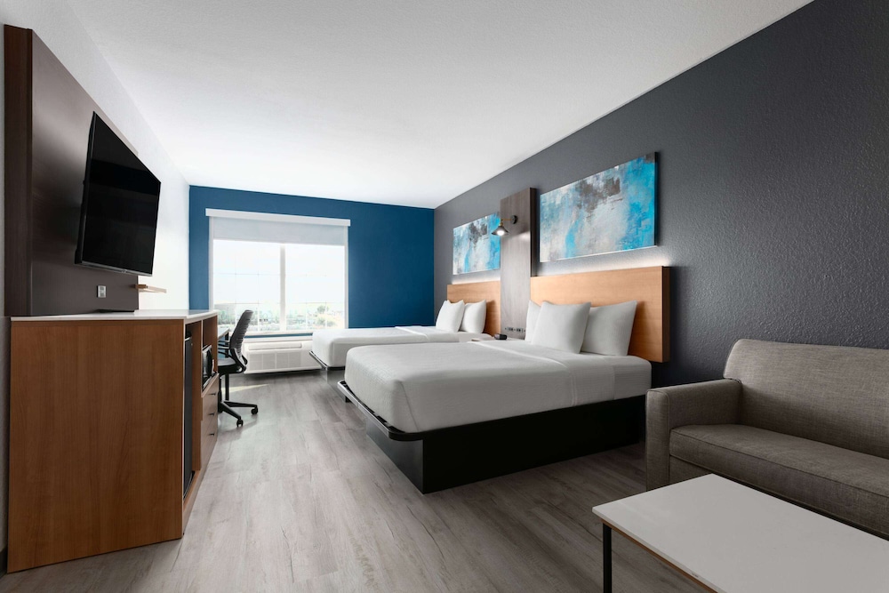 La Quinta Inn and Suites by Wyndham Ft. Worth - Burleson 21/53