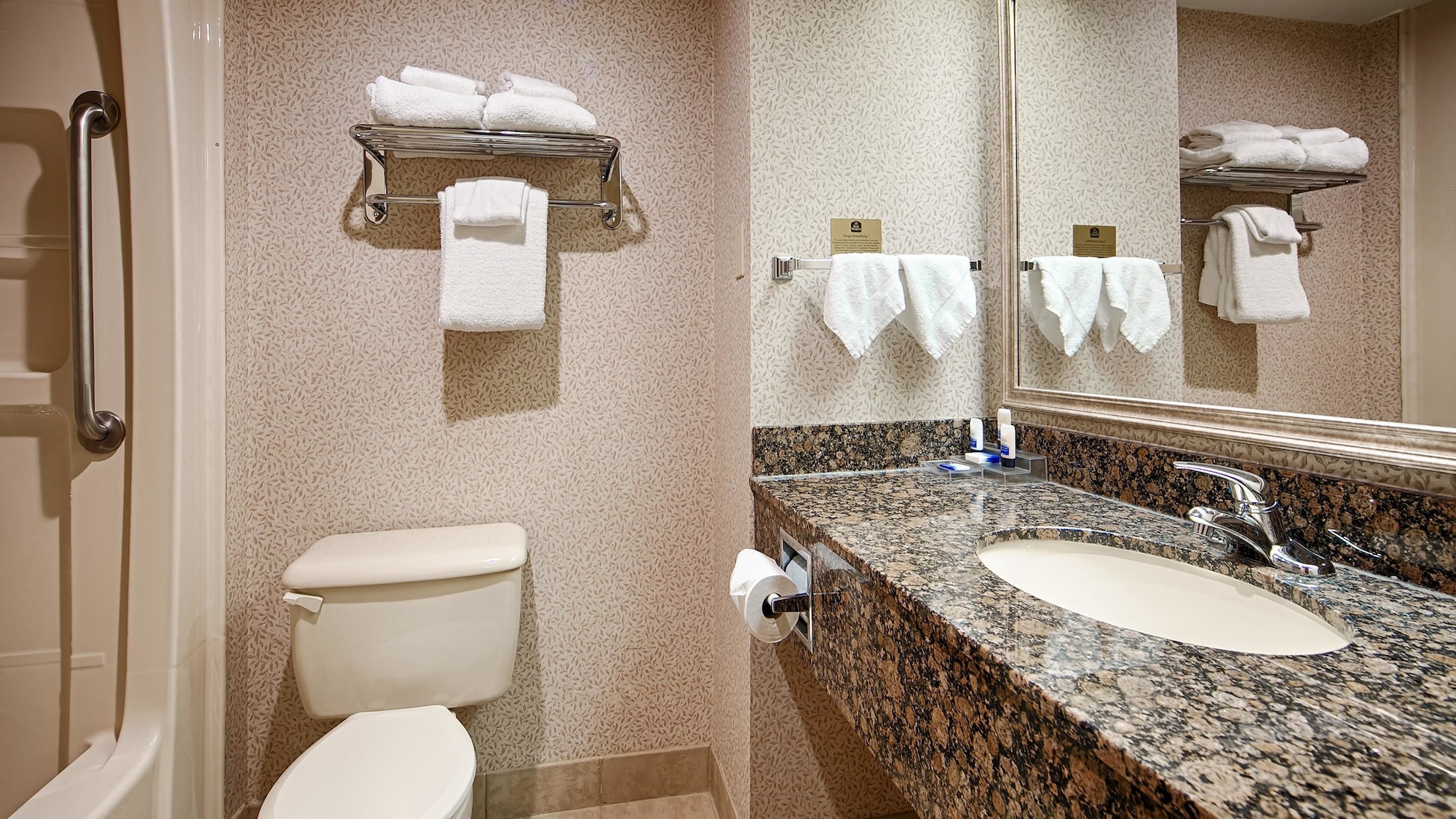 غرفة قياسية بسرير كوين، Best Western Plus Toronto Airport Hotel 8/10
