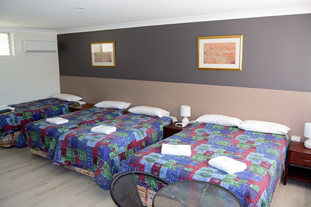 Civic Motor Inn Cowra 27/71