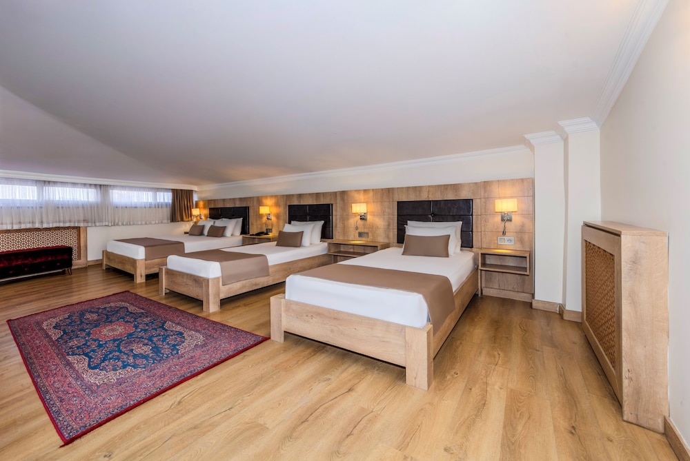 JUNIOR, MULTIPLE BEDS, BATHTUB