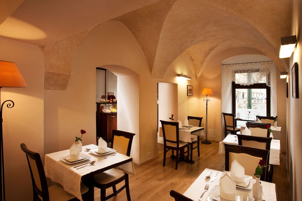 Hotel Santi 49/56