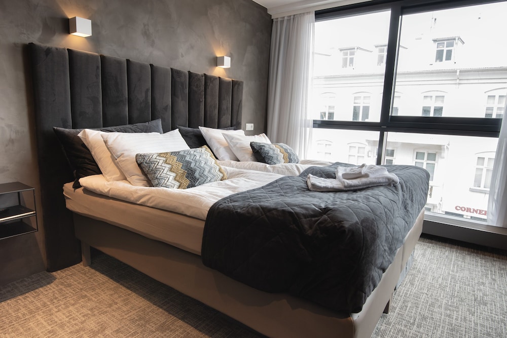 DELUXE, KING BED, SOFA, BATHTUB