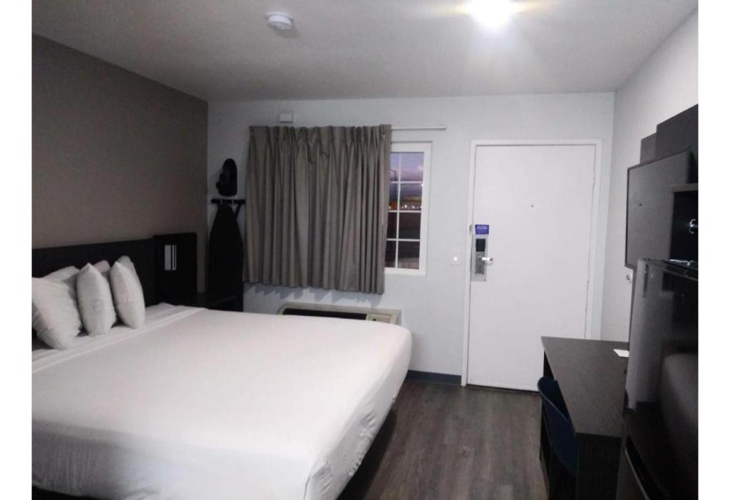 1 King Bed Mobil Access Tub Nsmk Kitchen