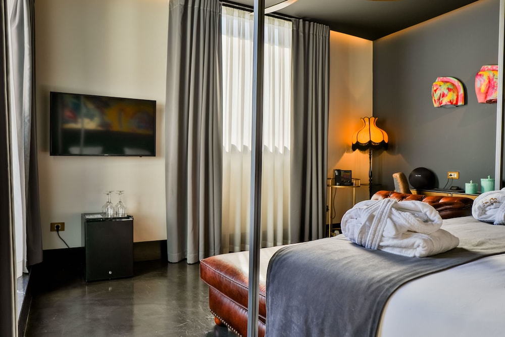 Petite, Penthouse, King Bed