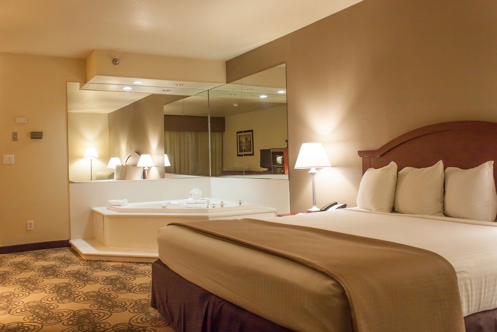 غرفة قياسية بسرير كينج بحوض جاكوزي، Best Western Elko Inn 2/4