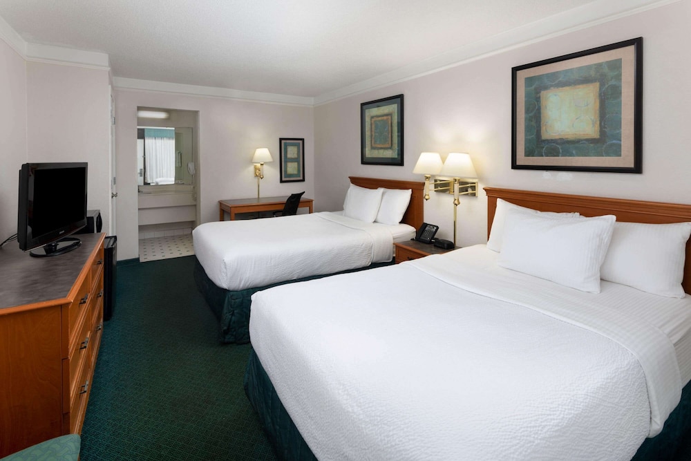 Super 8 by Wyndham Savannah 11/51