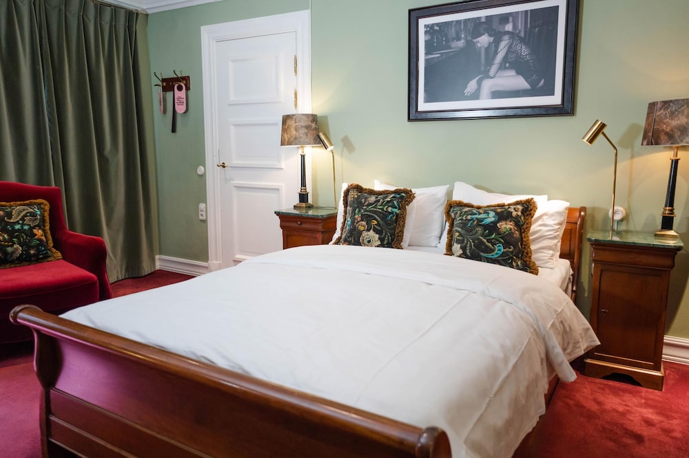 ROOM, SMALL