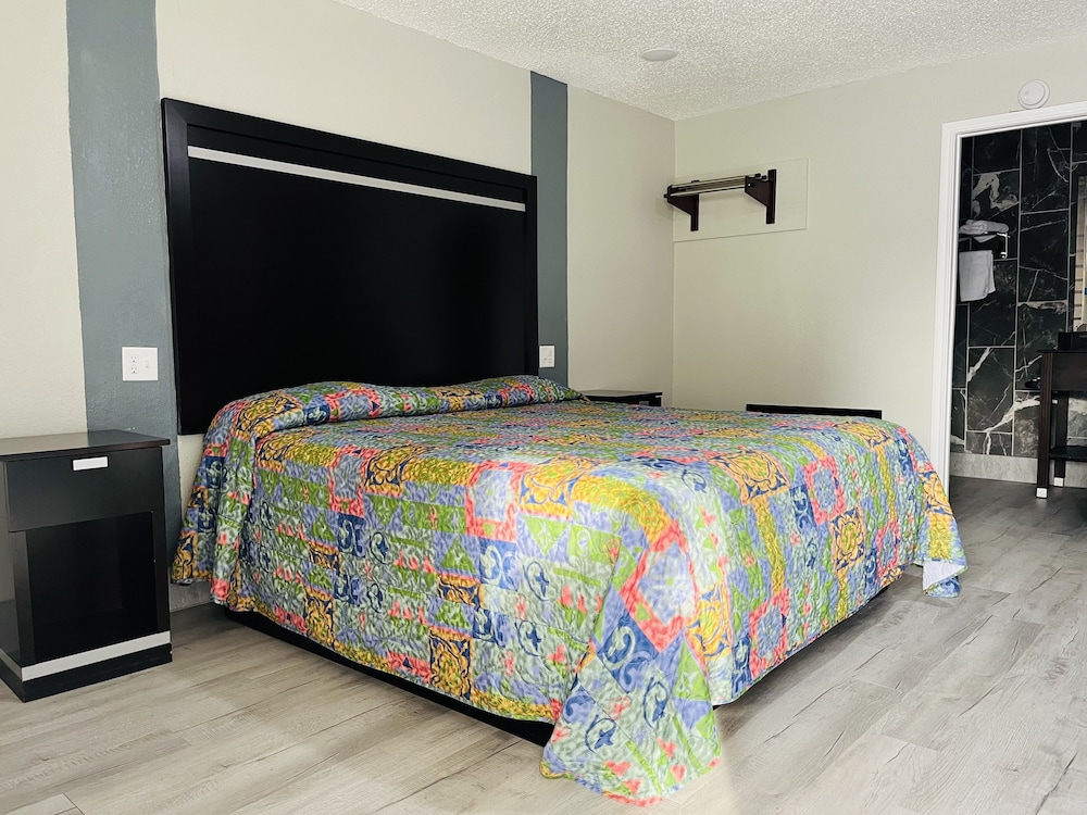 TOWN HOUSE MOTEL 13/61