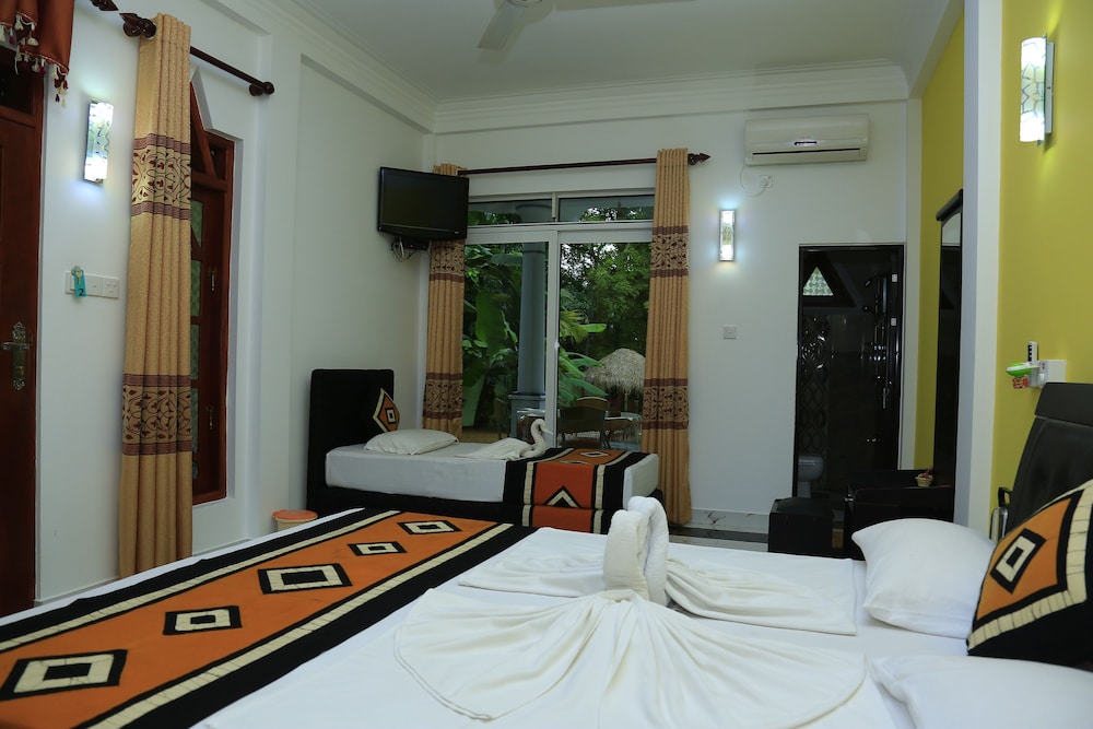 DELUXE, TRIPLE, TWIN BEDS