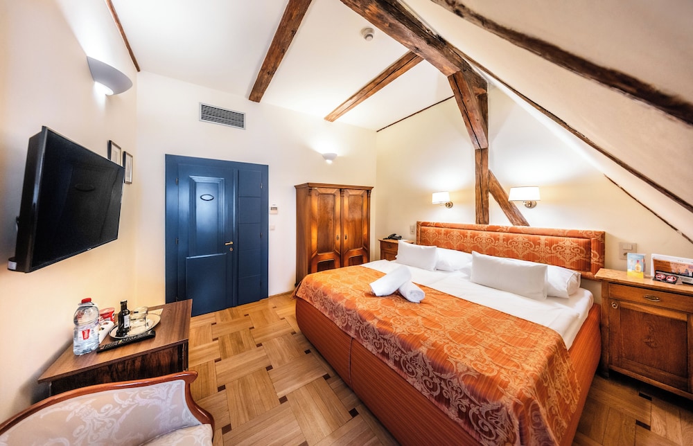 Standard, Queen Bed