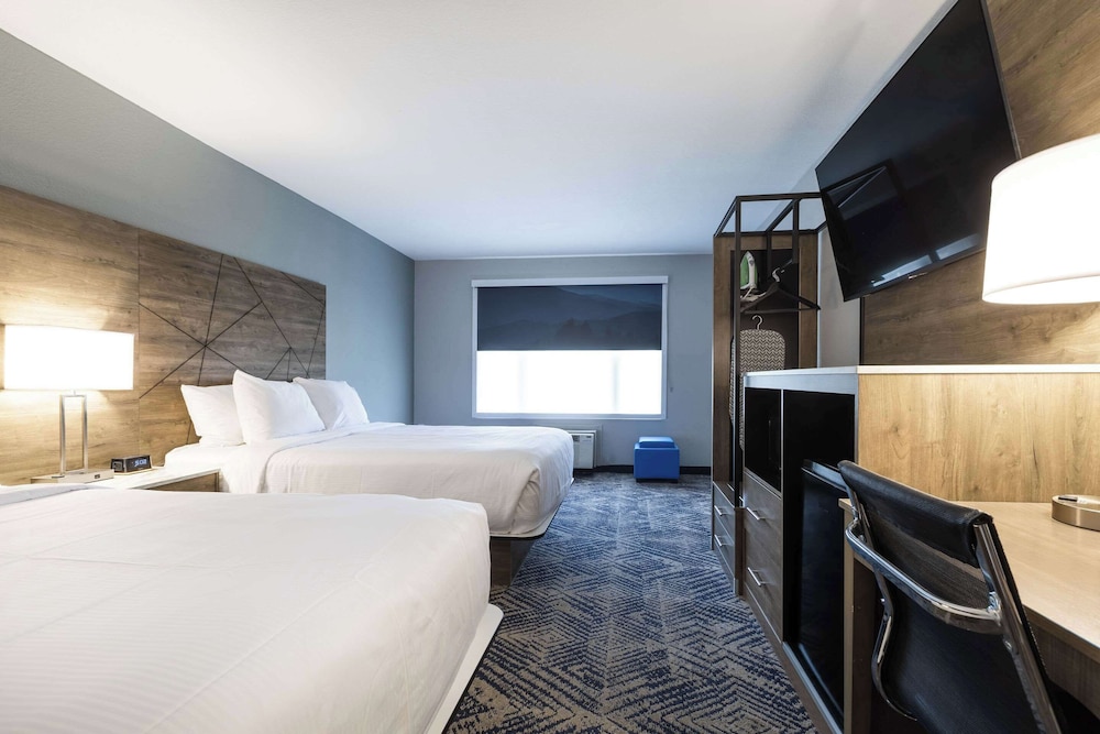 غرفة قياسية بسريرين كوين، Rodeway Inn & Suites Near Outlet Mall - Asheville 4/8