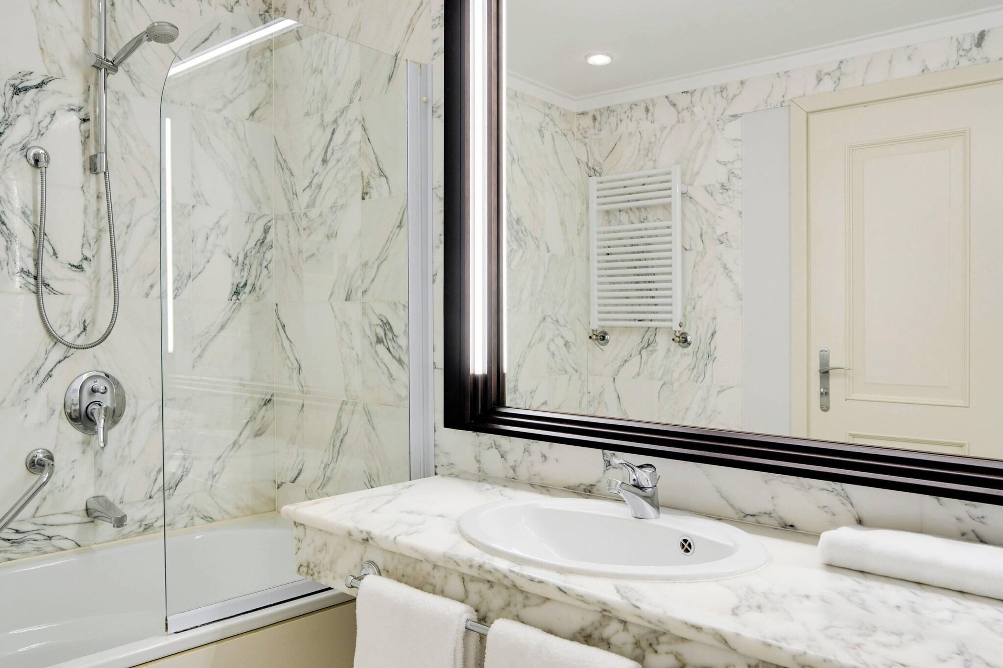 Deluxe, Double Bed, Pool View, Sheraton Lake Como Hotel 3/5