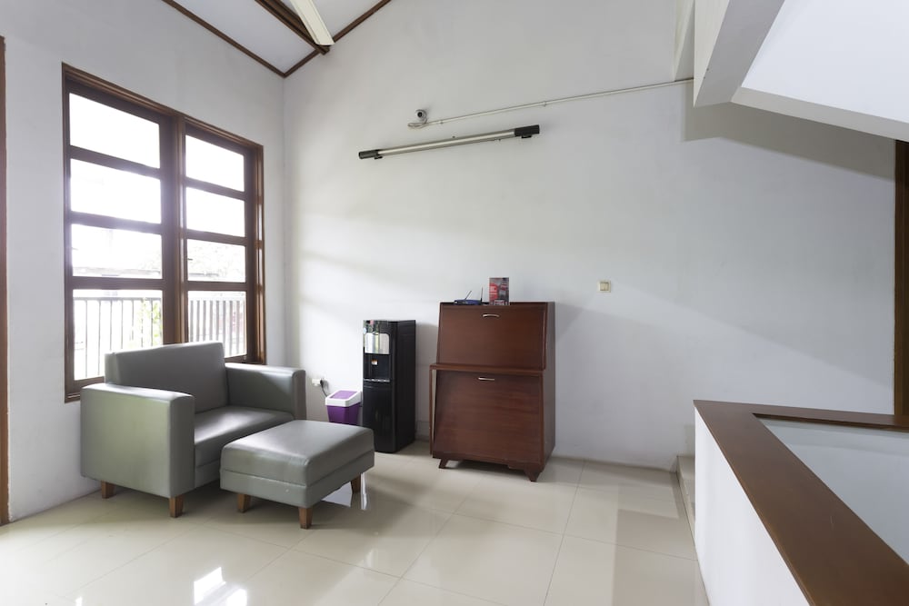 Reddoorz Plus Near Cilandak Town Square 2 17/20