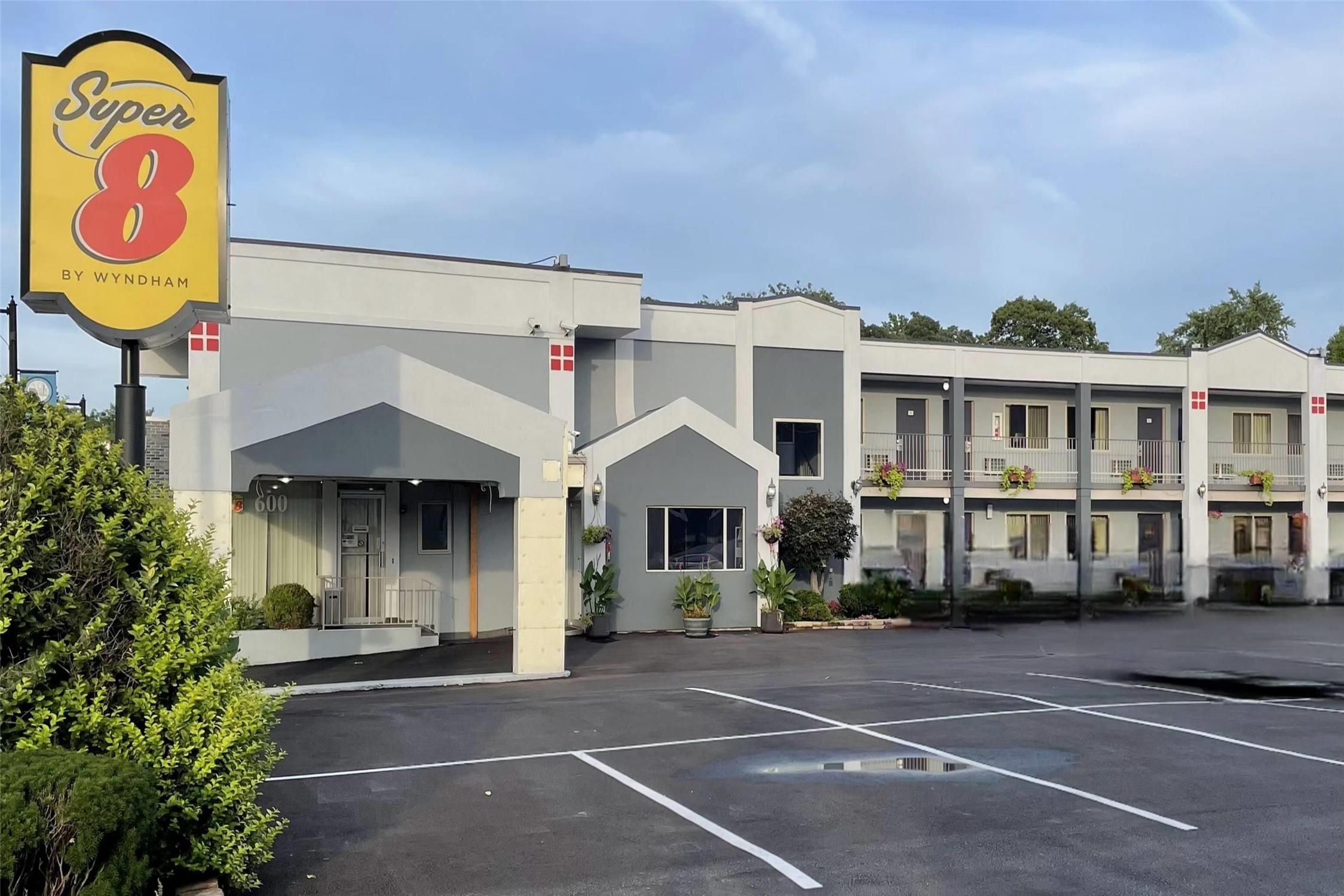 Super 8 by Wyndham Belleville IL/St. Louis Area 6/7