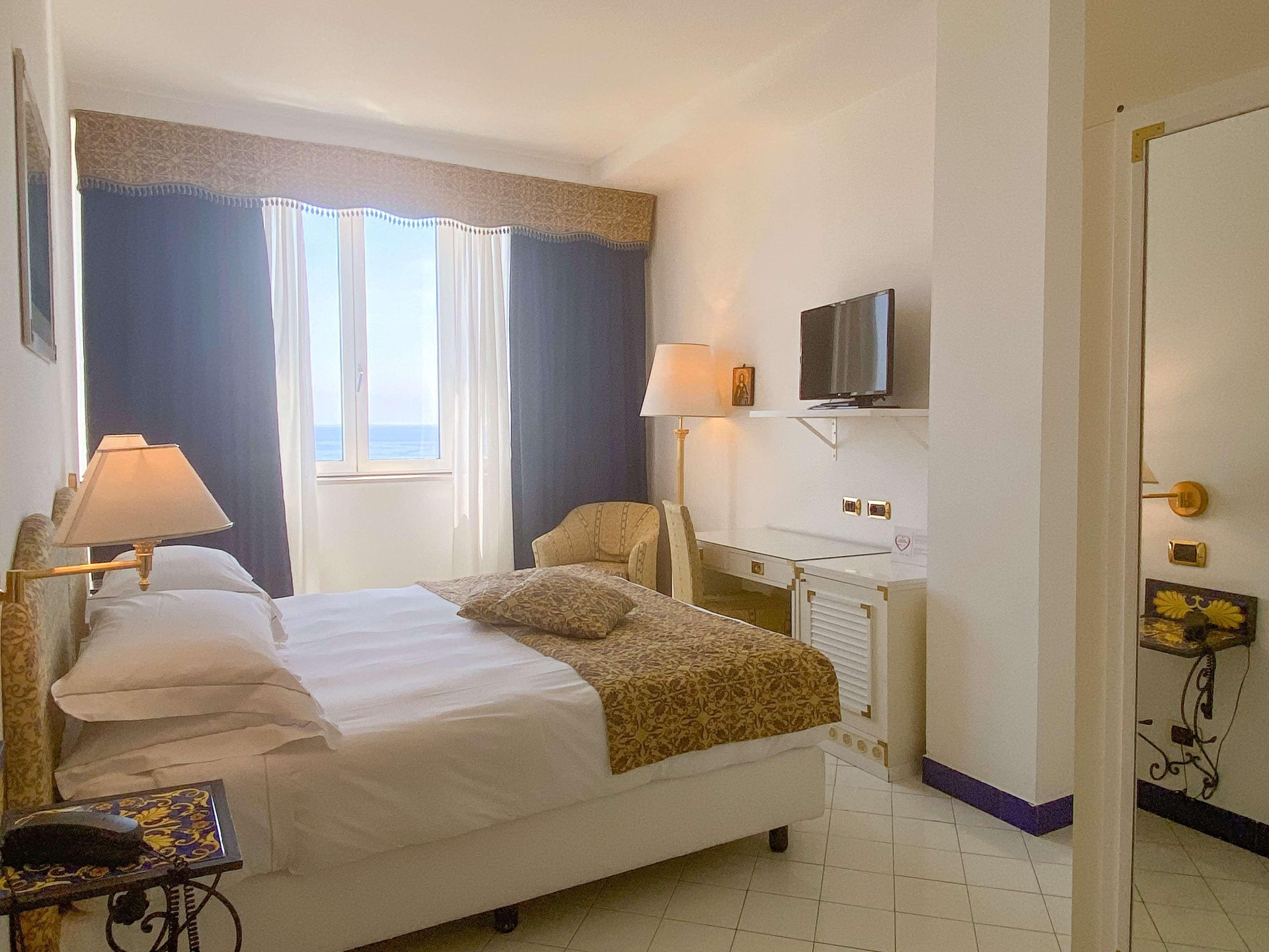 Classic, Convertible King Bed, Sea View