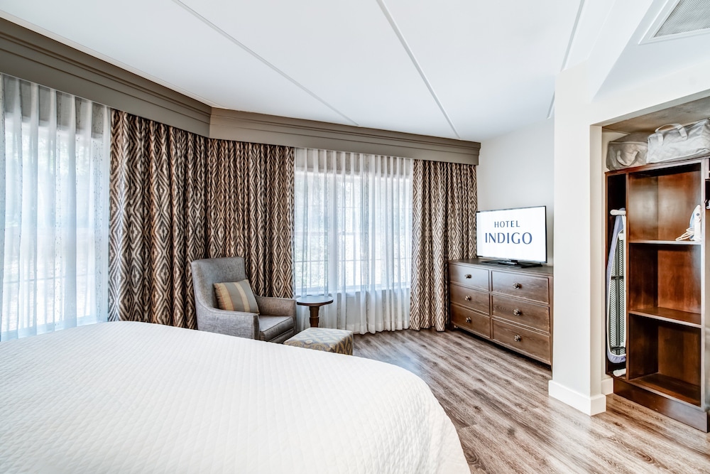 Suite, King Bed, Accessible