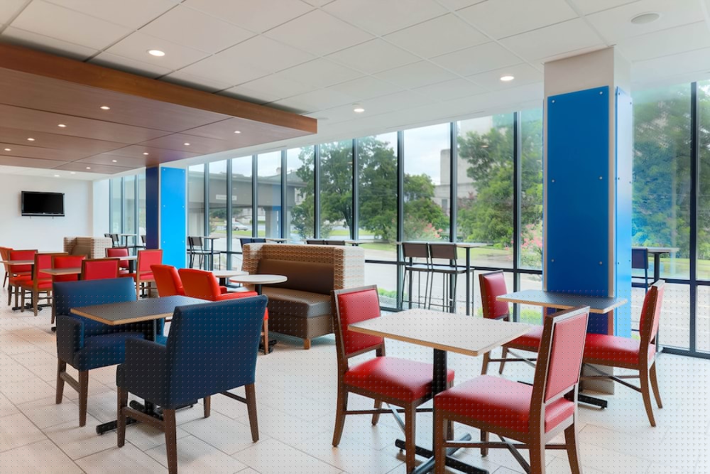 Holiday Inn Express & Suites Downtown Fort Worth 43/55
