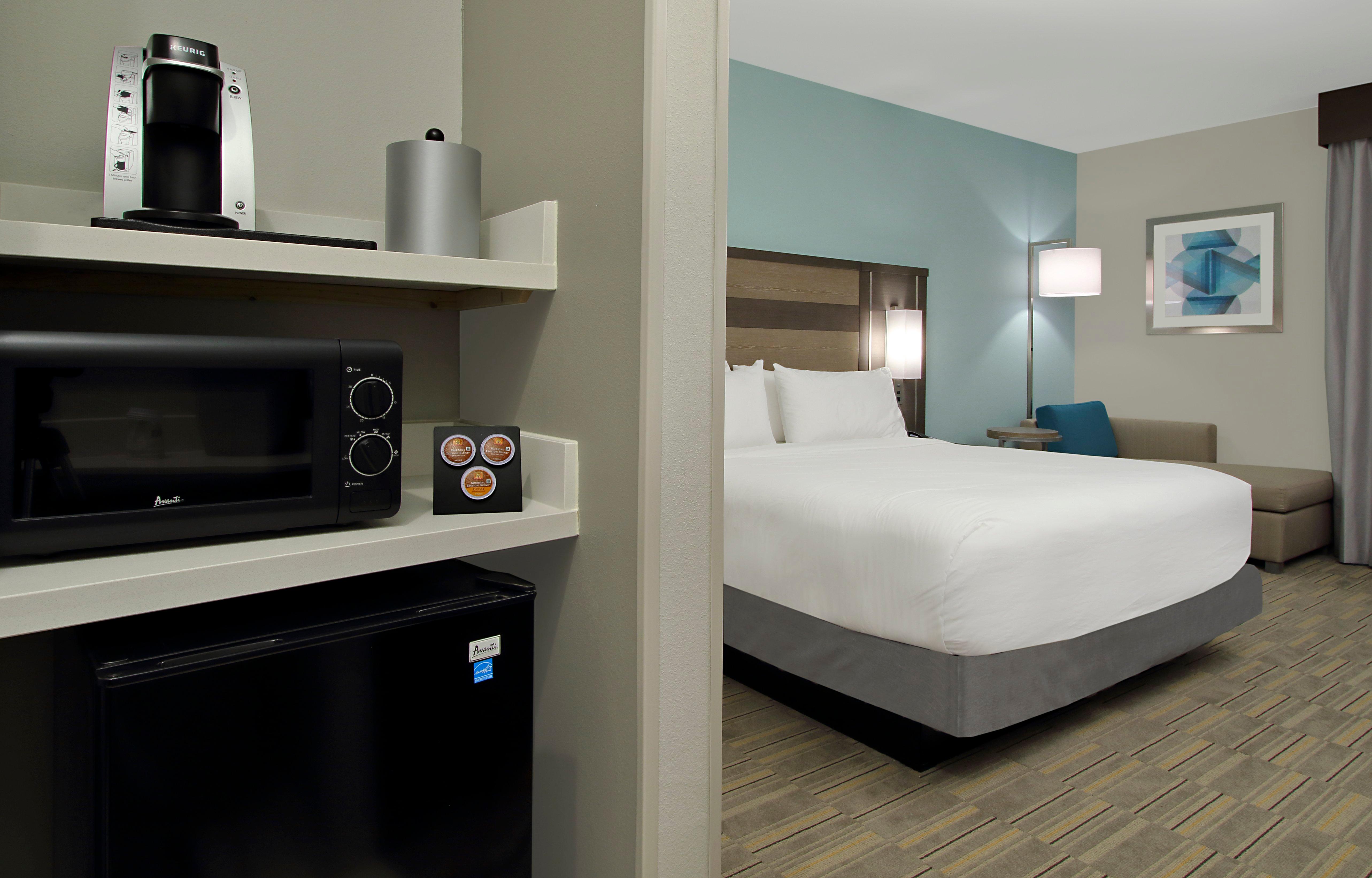 غرفة بسرير كينج، Holiday Inn Express & Suites Lake Charles South Casino Area 2/4