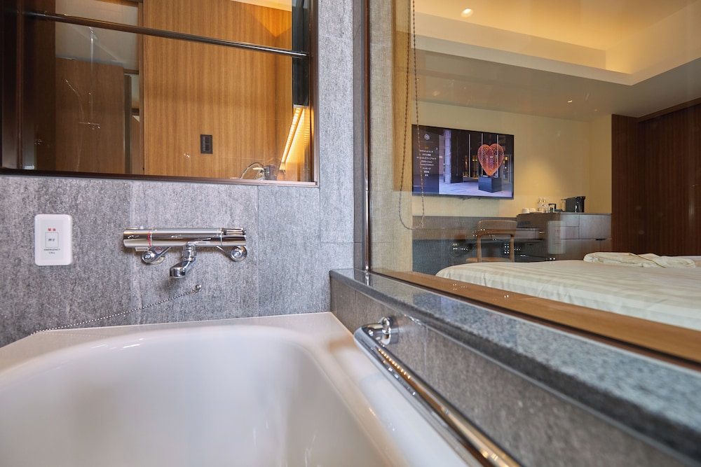 PREMIUM, SINGLE, TWIN BEDS, EXECUTIVE LOUNGE ACCESS
