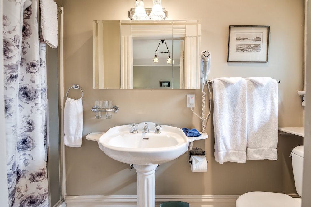 O Canada House 70/71