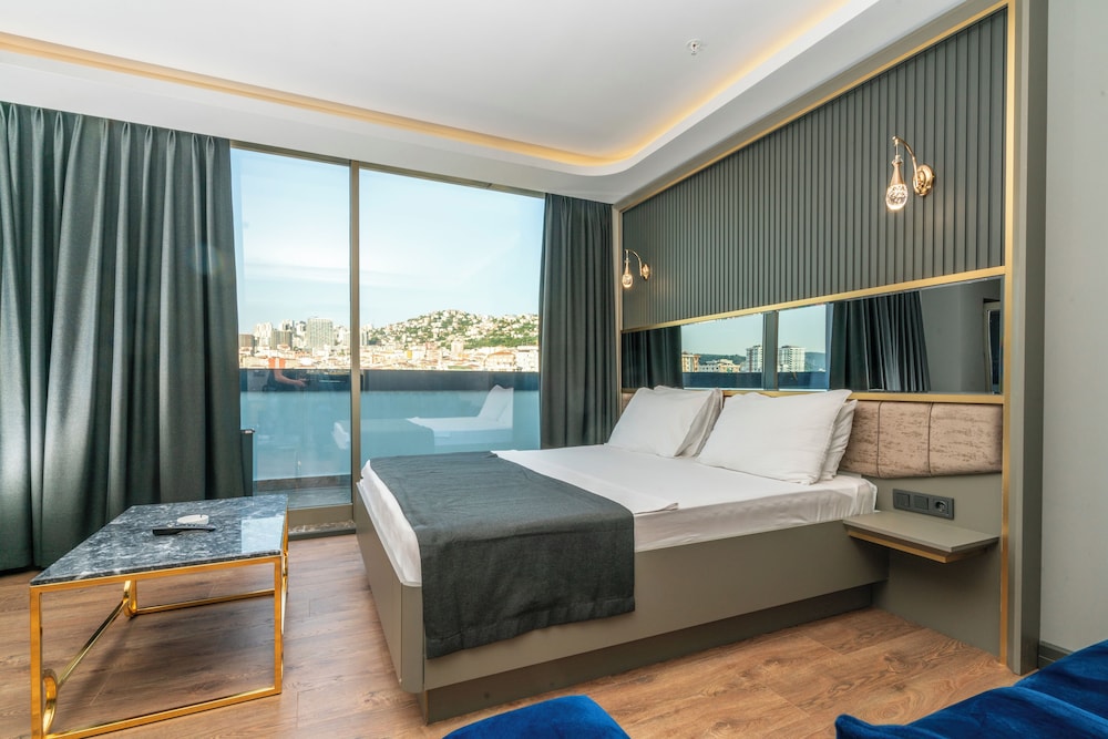 216 Ruby Suite 13/43
