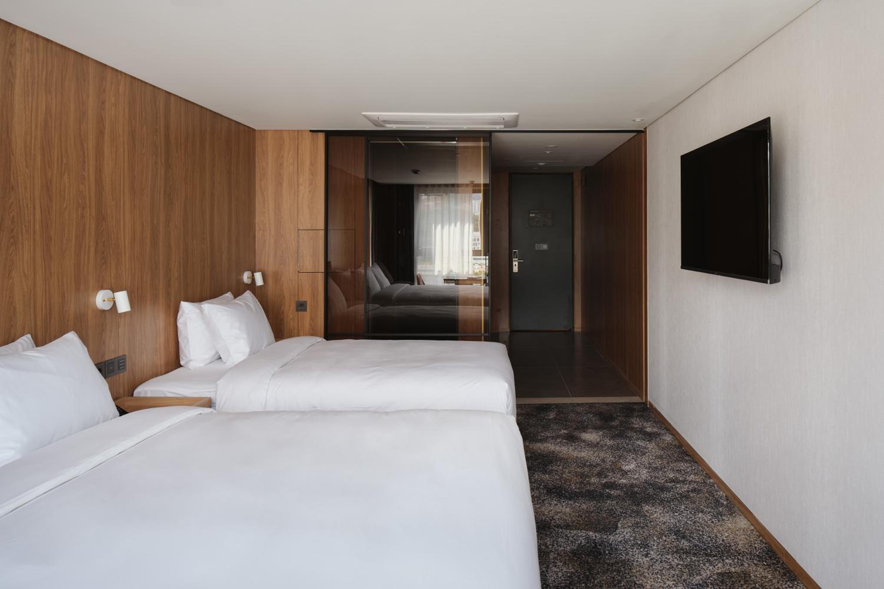 FAMILY, TWIN BEDS