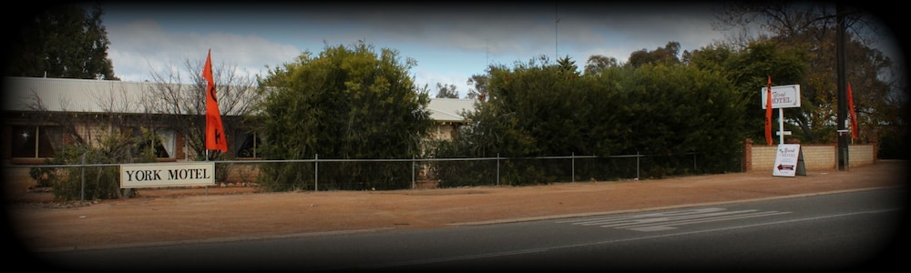York Motel 48/58