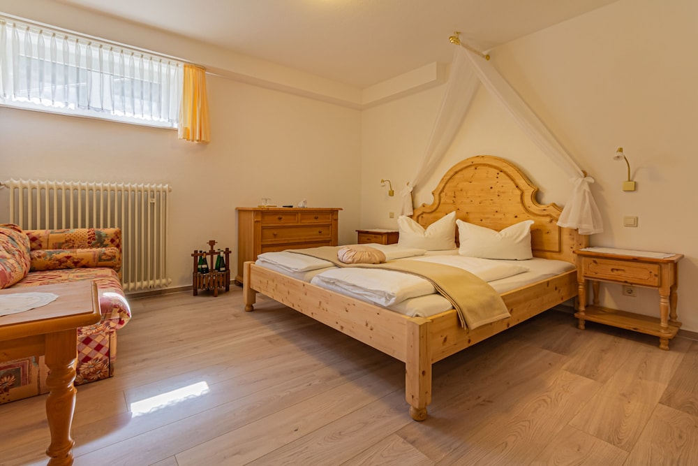 2 Bedrooms, Connecting, Slope, Family, 3 Beds, Queen Bed, Sofa