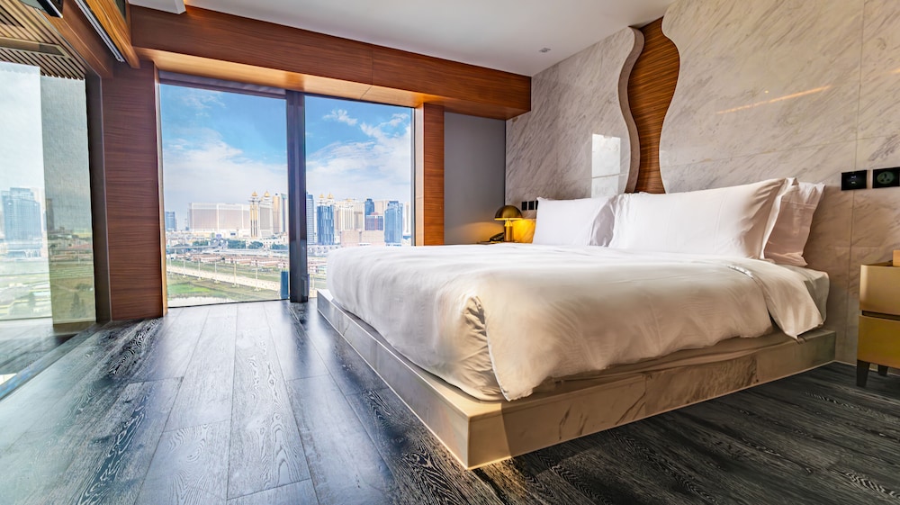 2 BEDROOMS, MARILYN MONROE, SUITE, 2 BATHROOMS