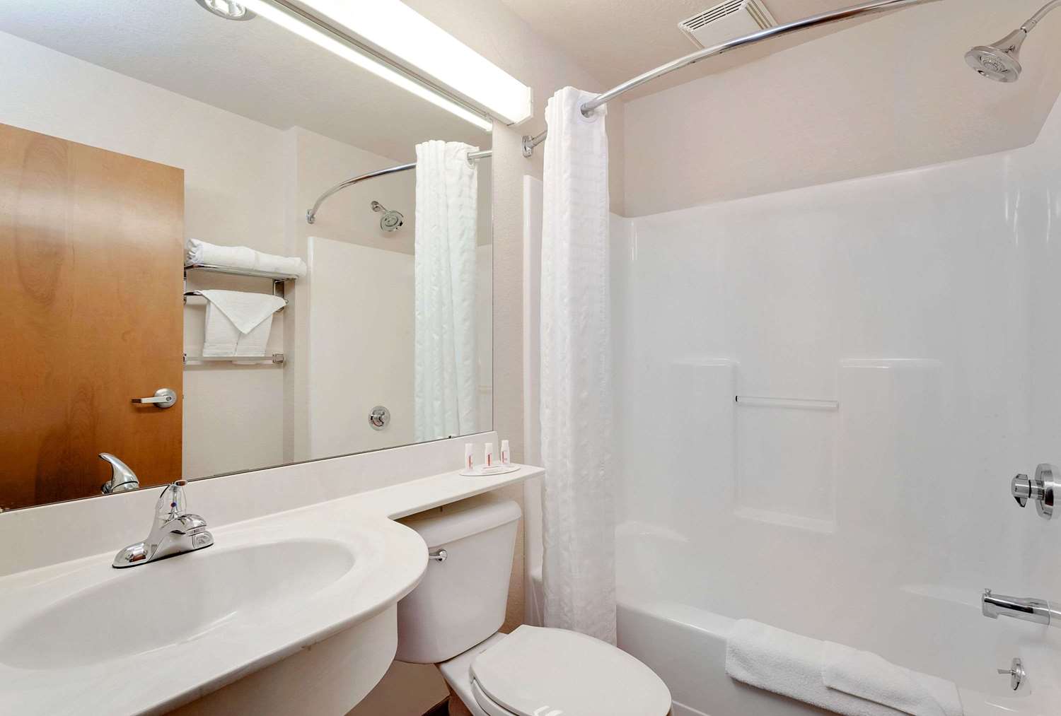 Microtel Inn & Suites by Wyndham Wellsville 33/34