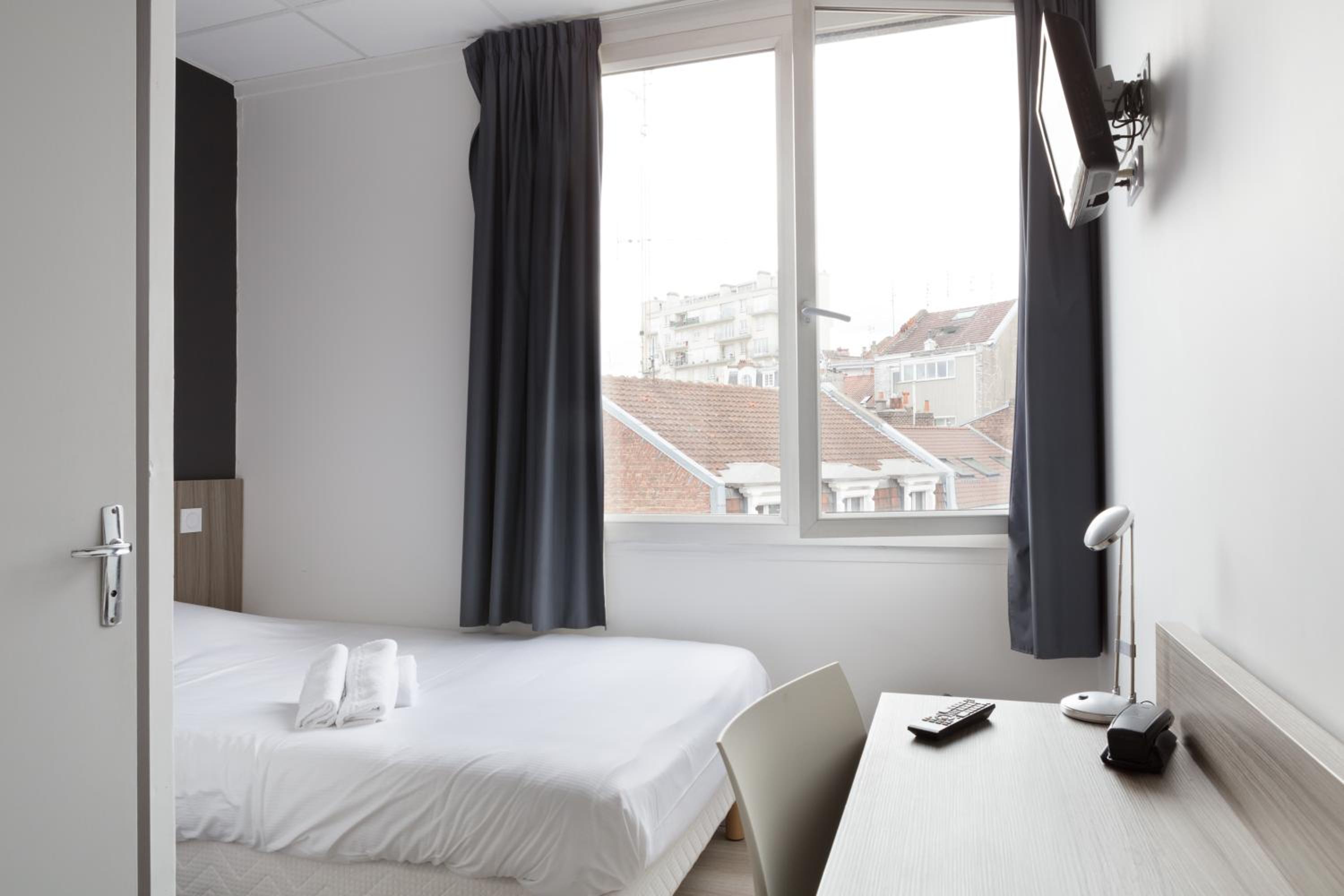 ROOM, SINGLE