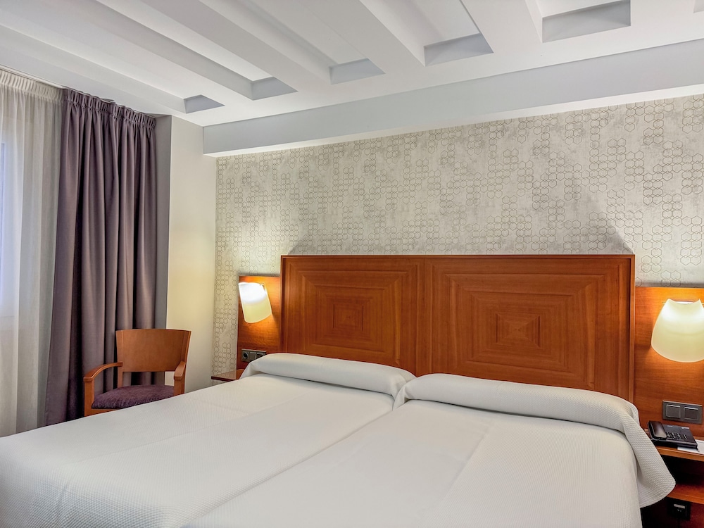 ROOM, DOUBLE BED