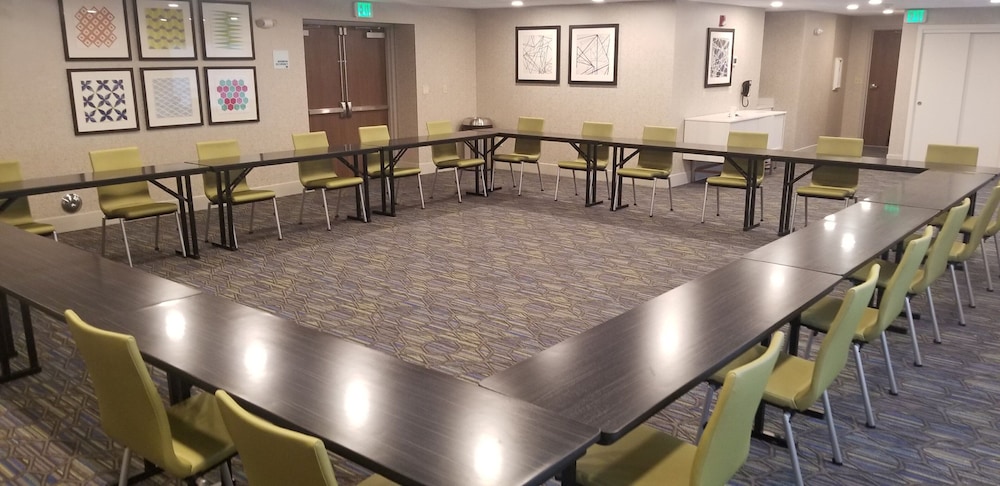 Holiday Inn Express Hotel Suites Seattle Sea Tac Airport 33/44