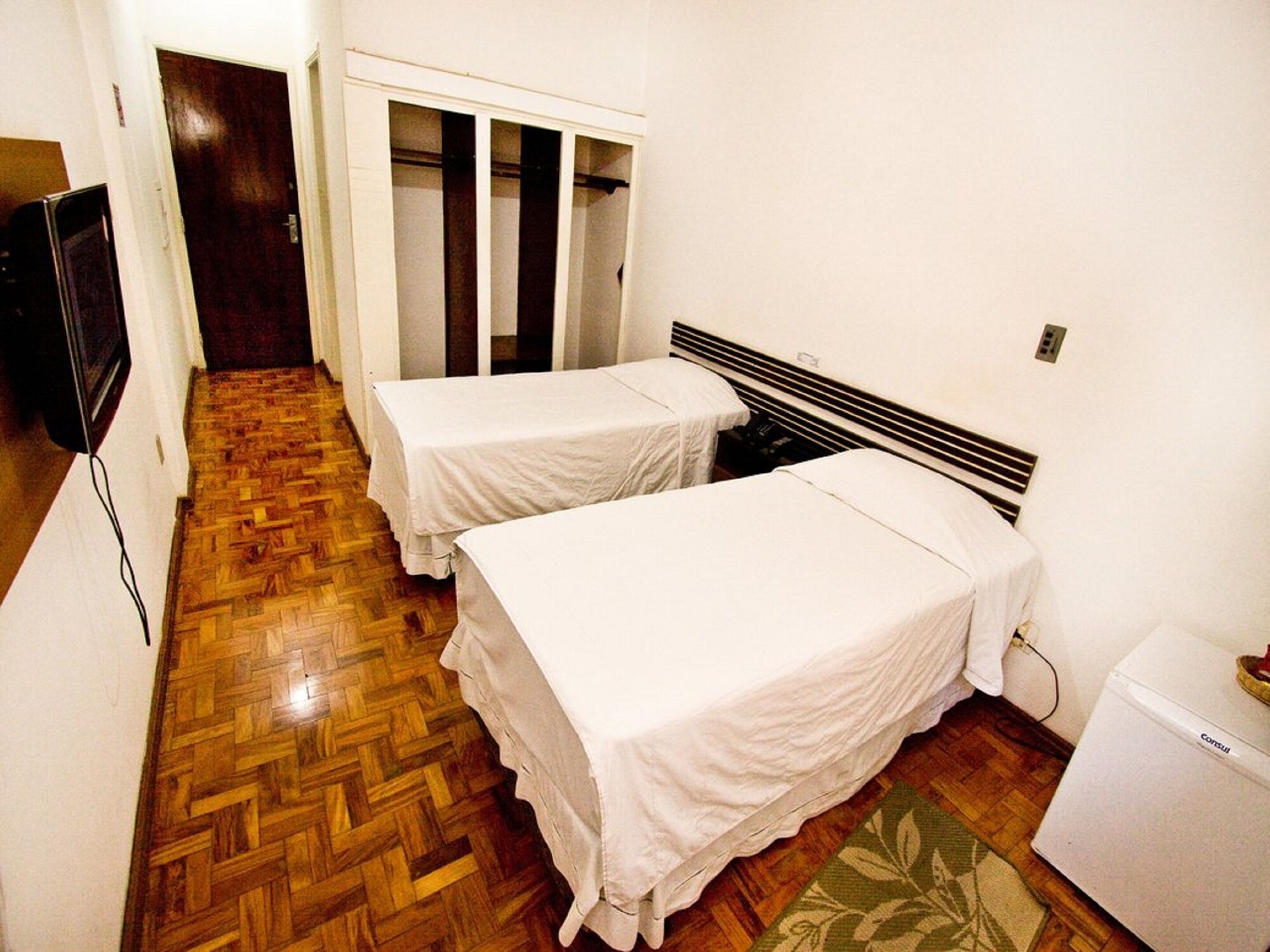 ROOM, TWIN BEDS