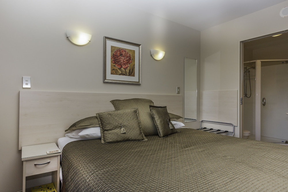166 Majestic Court Motel 37/48
