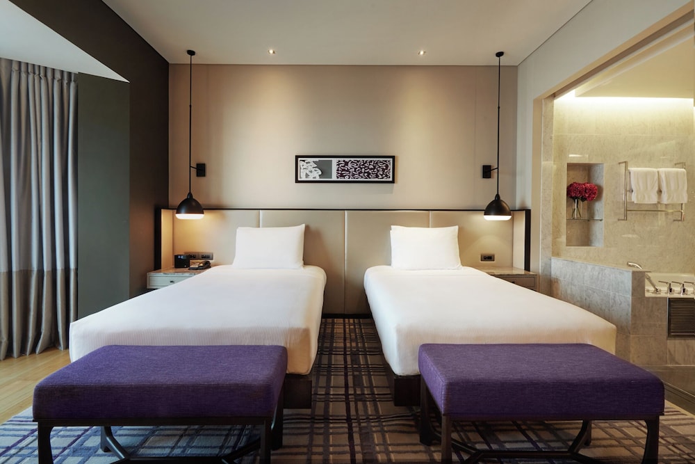 Executive, Twin Beds, City View, Hilton Kuala Lumpur 3/9