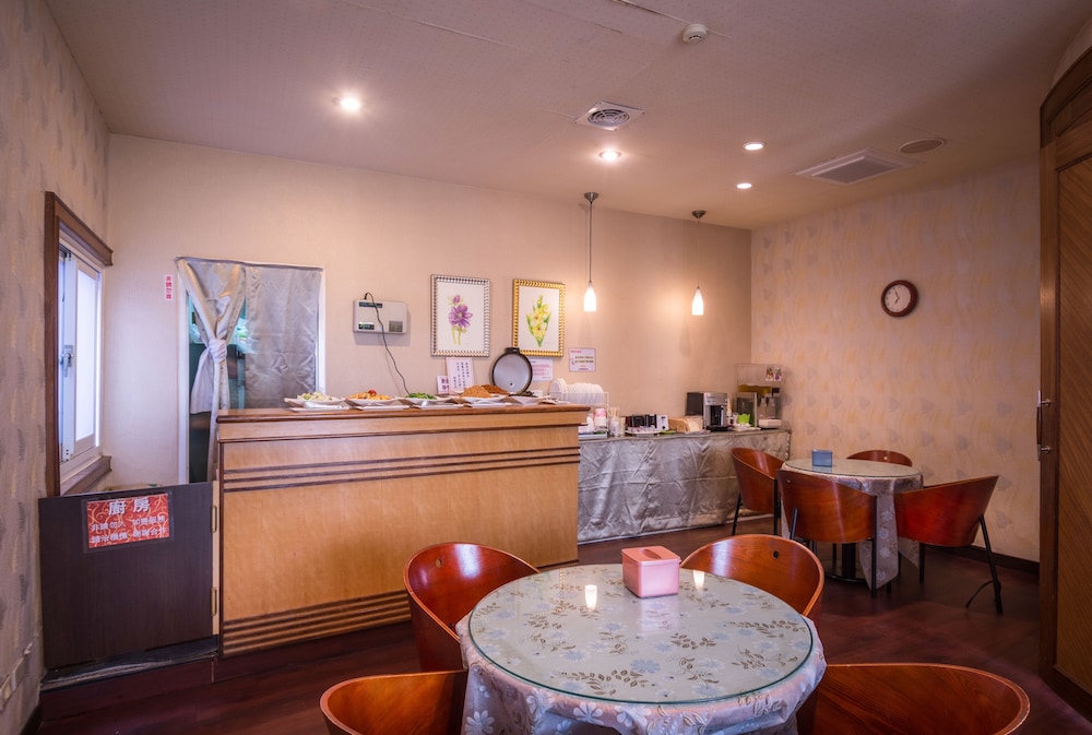 Golden Phoenix Hotel 37/43