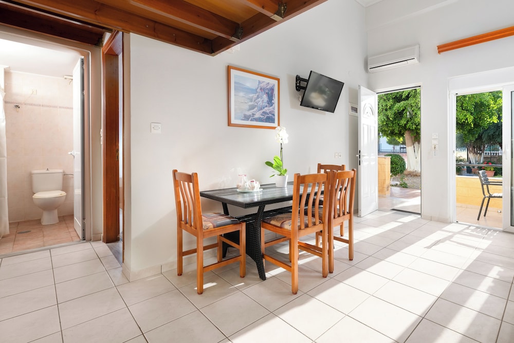 Vlycha Beach Studios & Apartments 10/71