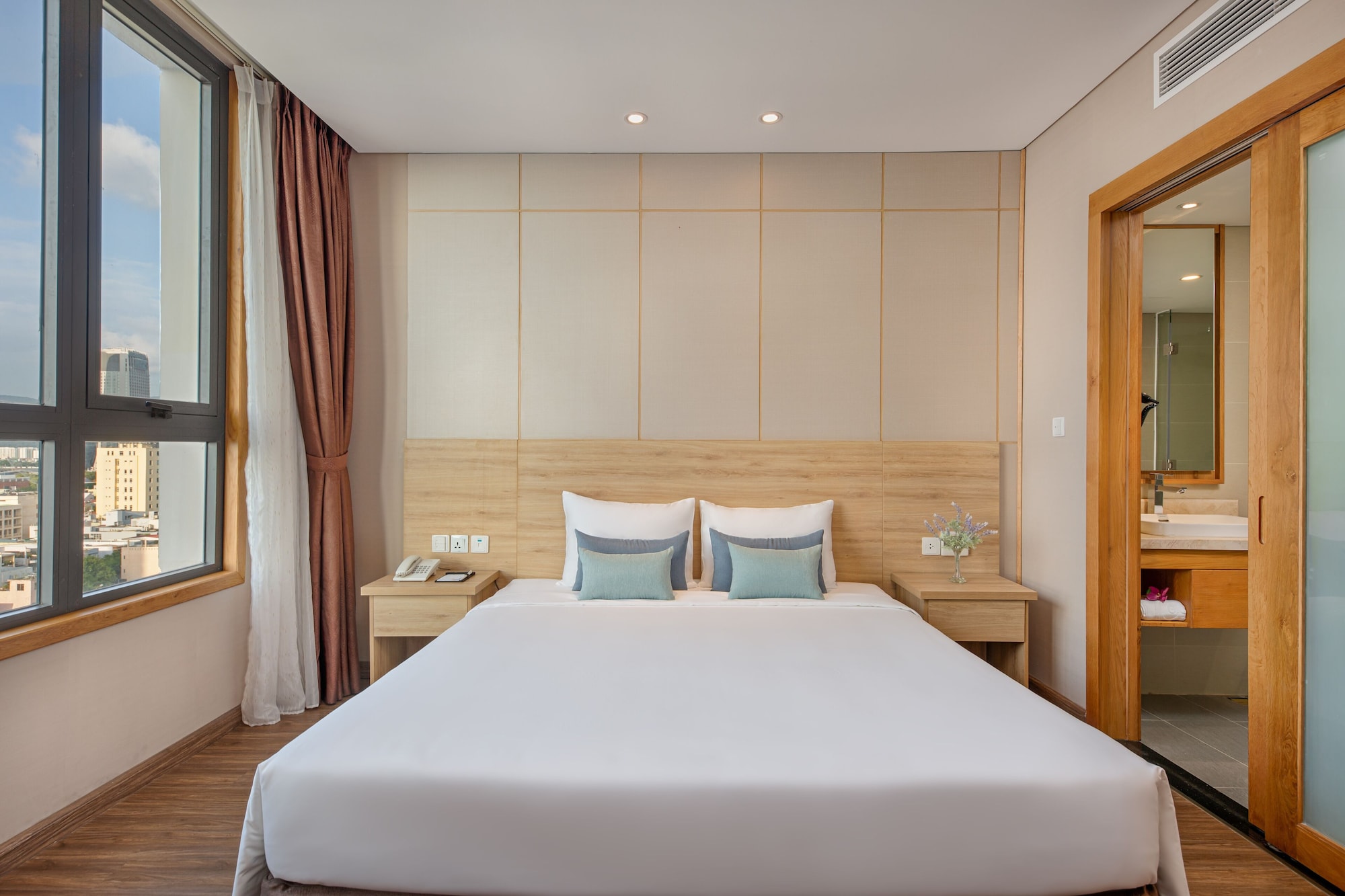 Deluxe, King Bed, City View
