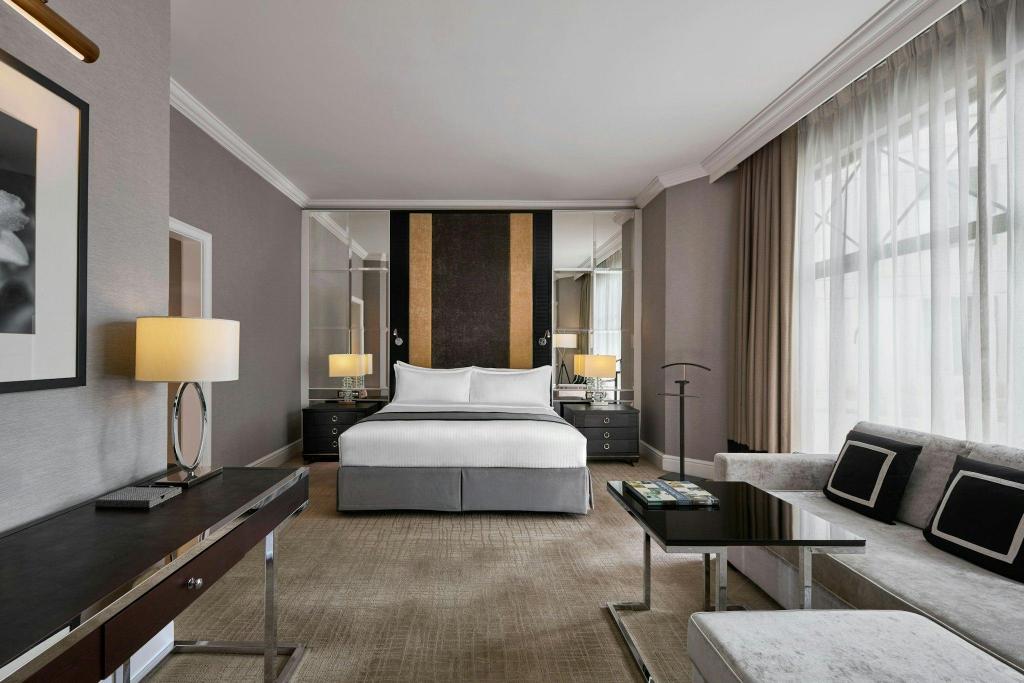 Guest Room, Deluxe, Executive, King Bed, Large, Club Floor، THE RITZ-CARLTON KUALA LUMPUR 2/3