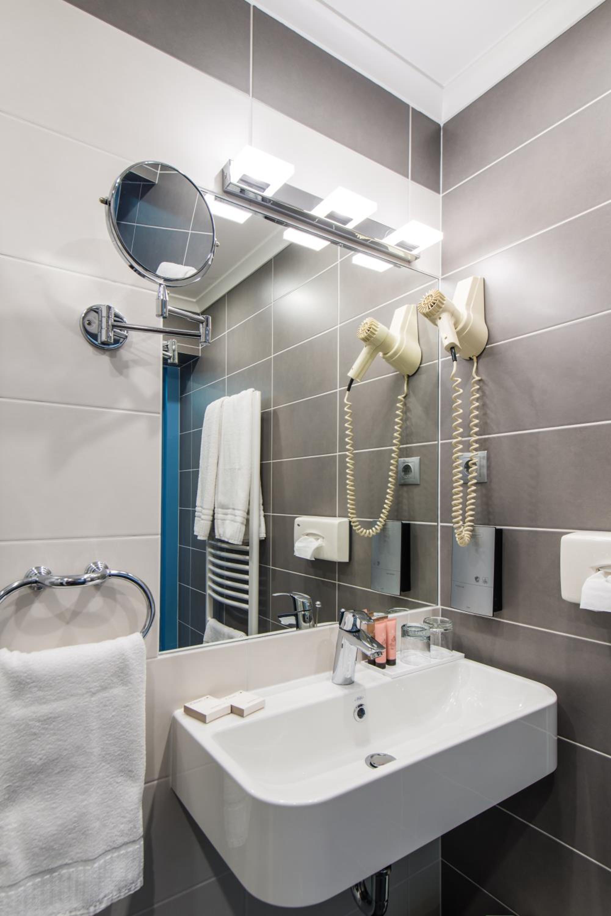 جناح جونيور، Amrita Hotel 9/10