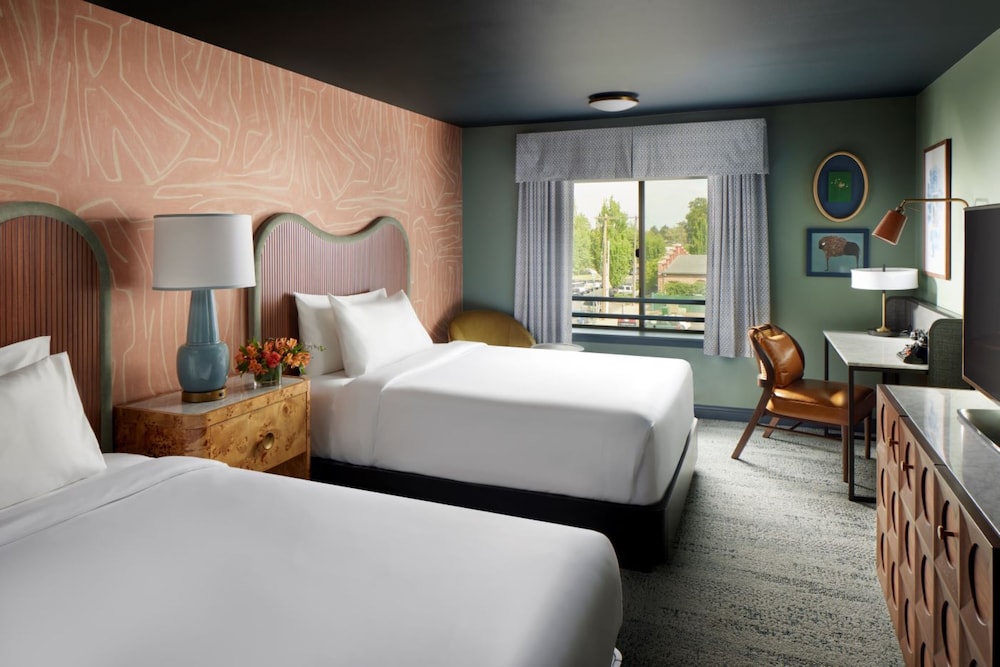 West, 2 Queen Beds