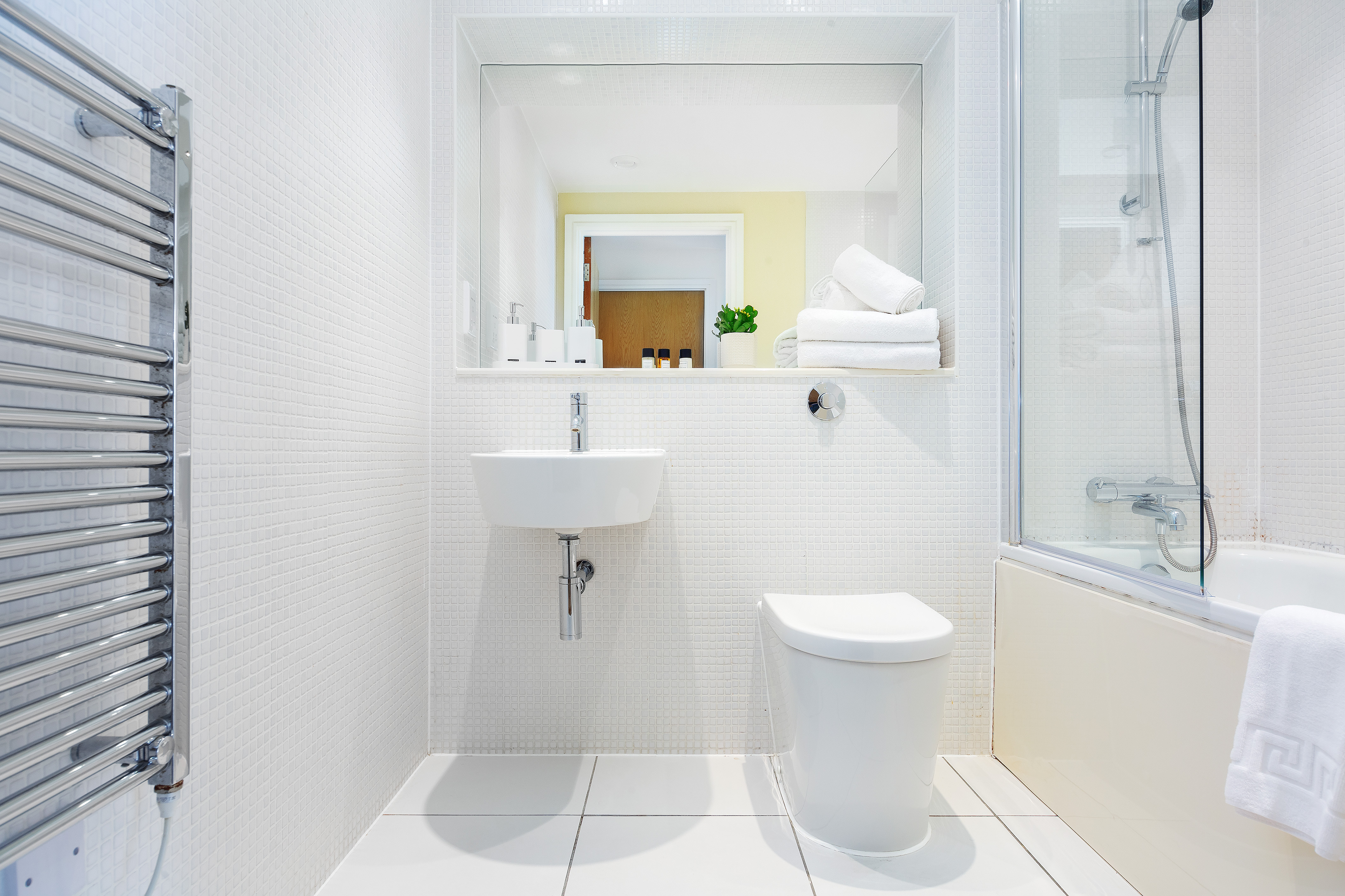 Luxurious Lanterns Court Two-Bedrooms Apartments 46/50