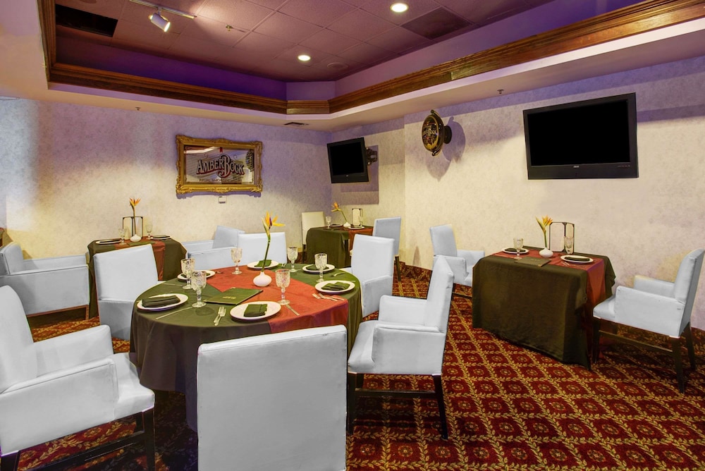 Ramada by Wyndham Hawthorne LAX / LA Stadium 23/38