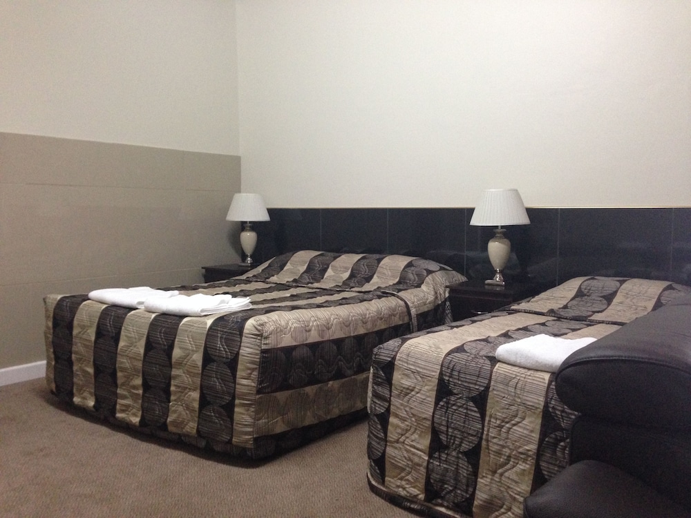 AVALON MOTEL 6/45