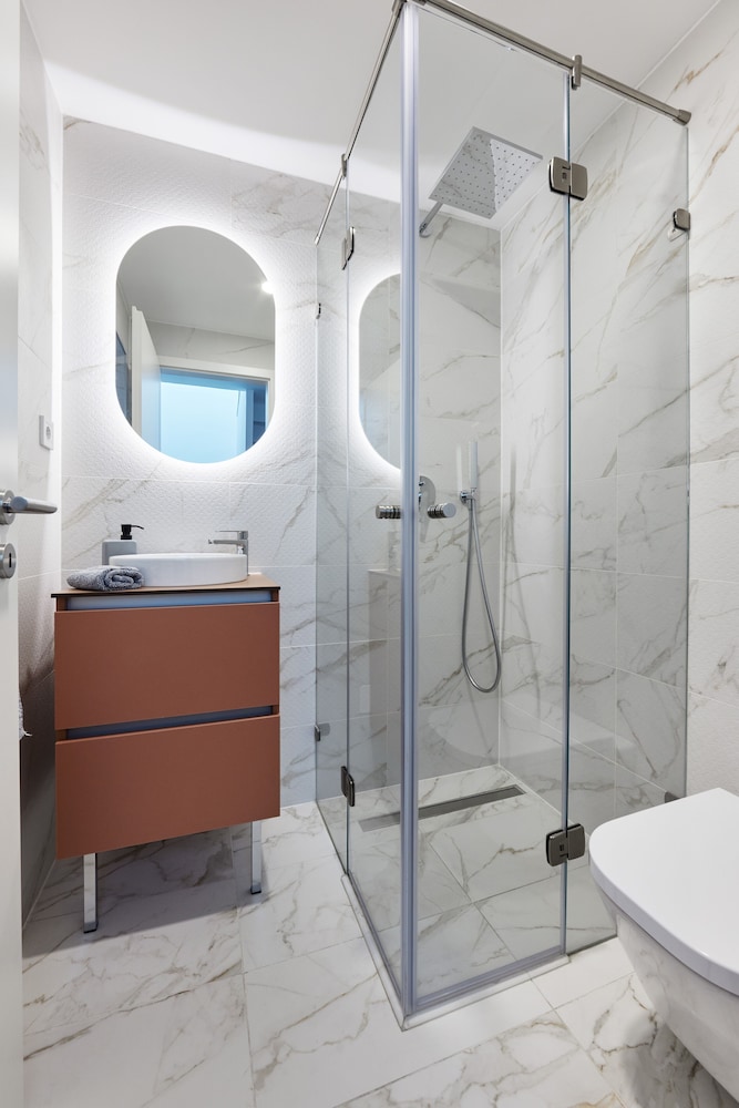 The Amberlyn Suite Hotel 48/50