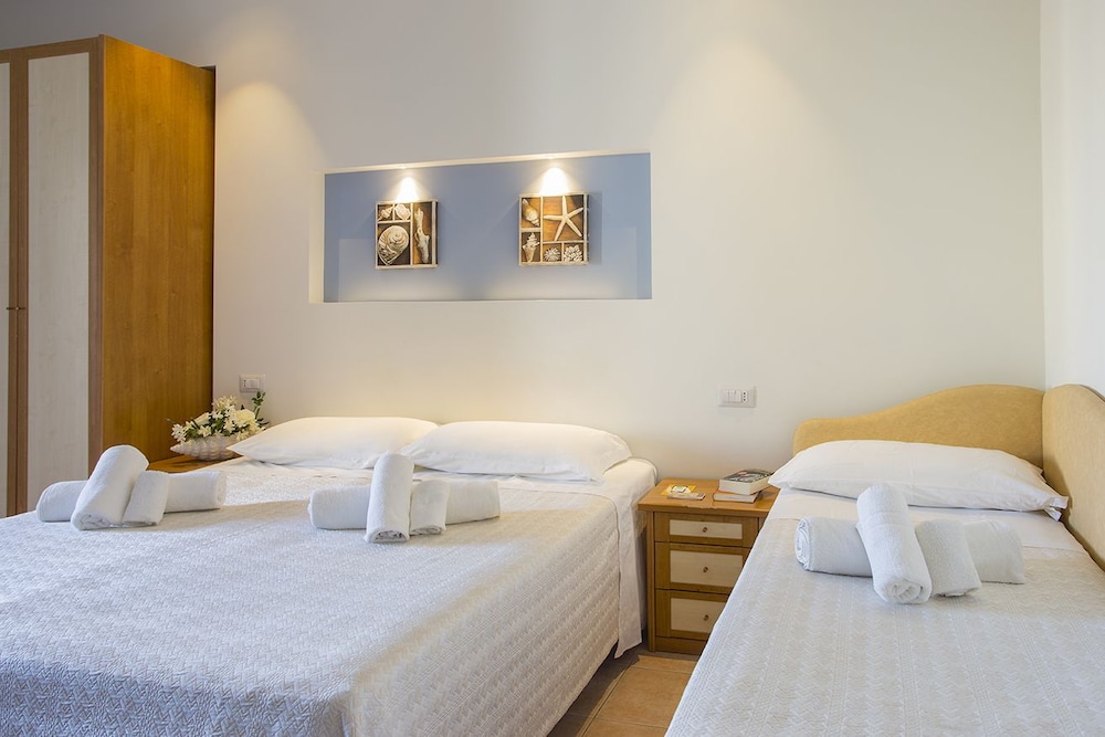 ROOM, TRIPLE, BALCONY