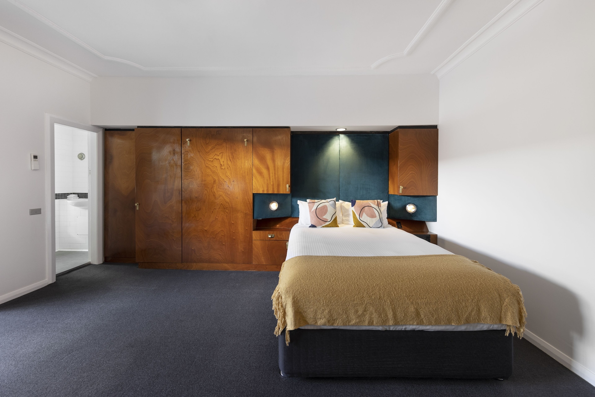 DELUXE, STUDIO, APARTMENT, TRIPLE
