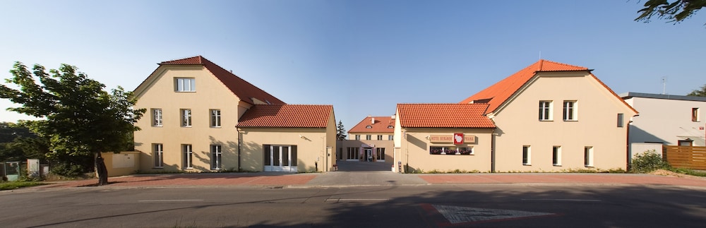 Dolce Villa Hotel 56/57